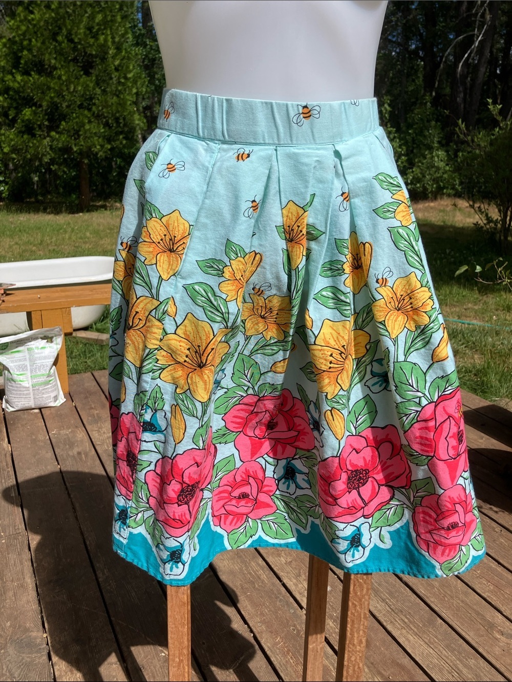 Pleated floral full skirt with pockets honeybees very bright and lively XS